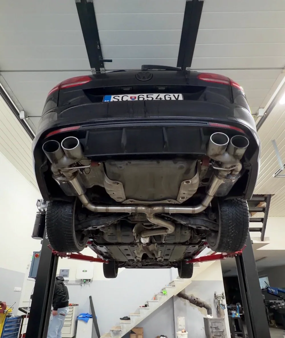 VW Golf R Variant na zdviháku — výfuk so štyrmi koncovkami