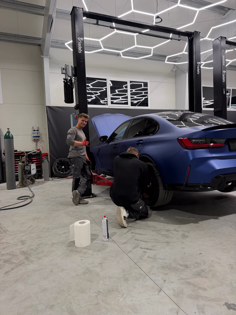 Milan a mechanik pri práci na BMW M3 v hale PowerGoat